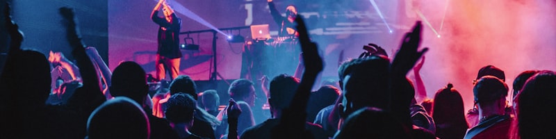 在线体育社区球迷热烈讨论互动场景