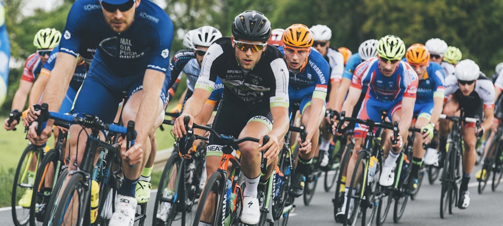 众多电子设备同时播放高清体育赛事直播的画面